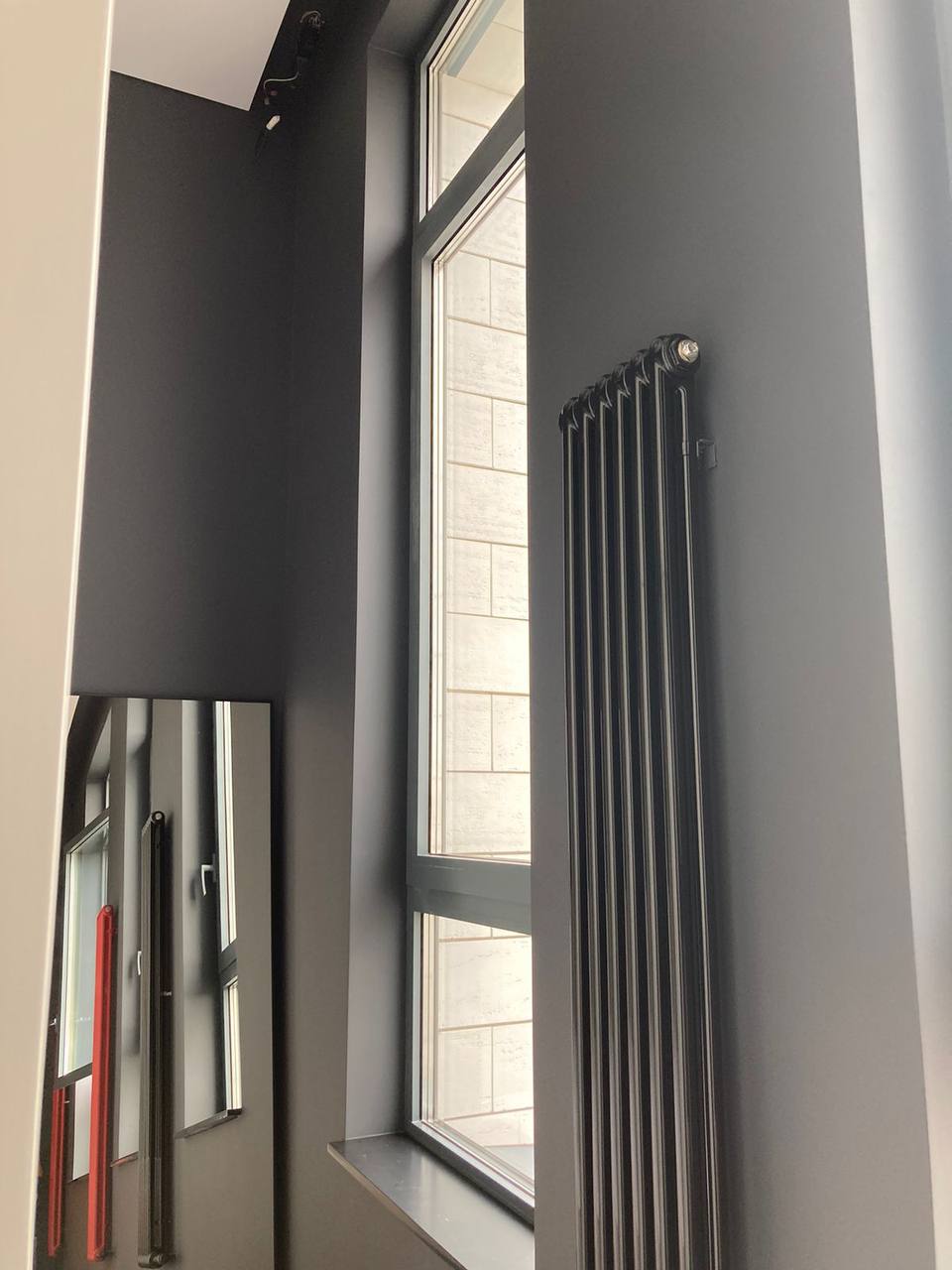 Irsap 2180 в интерьере, Студия 12 м², RAL 9005 чёрный