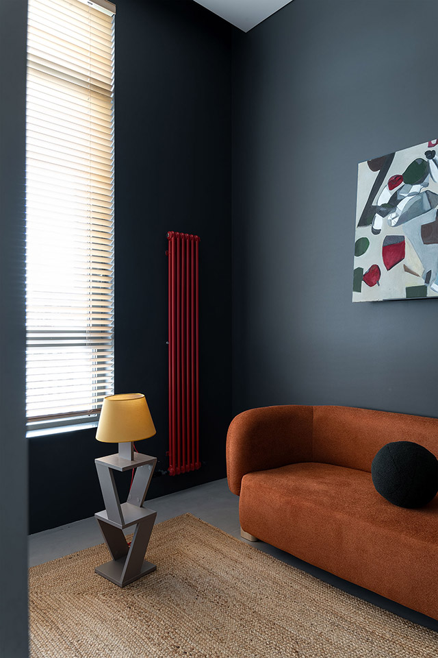 Irsap 2180 в интерьере, Студия 14 м², RAL 3000 красный