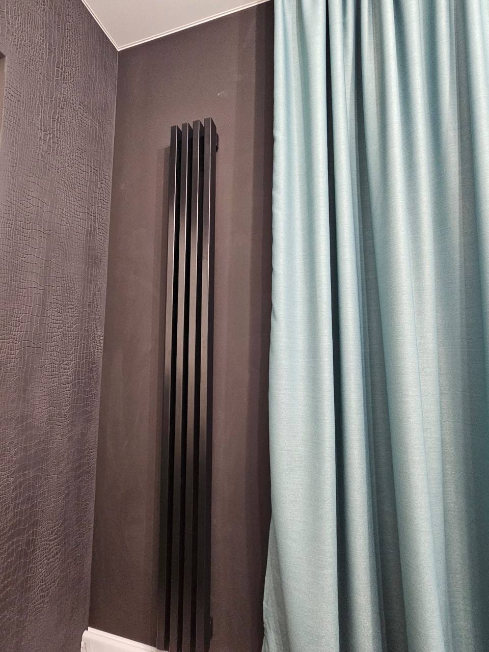 Bareng Select 1750 V в интерьере, Спальня 12 м², RAL 9005 чёрный