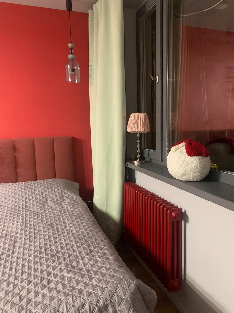 Axxinot Sentir 3057 в интерьере, спальня 13 м2, RAL 3000 красный