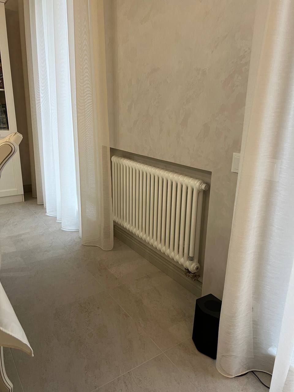 Axxinot Sentir 2057 в интерьере, гостиная 15 м2, RAL 9016 белый