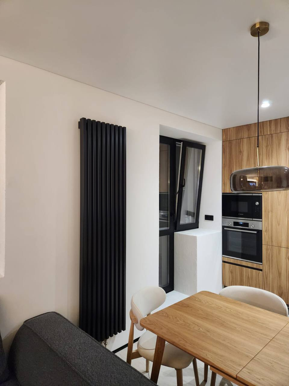 Bareng Select 1750 V в интерьере, Гостиная 20 м², RAL 9005 чёрный