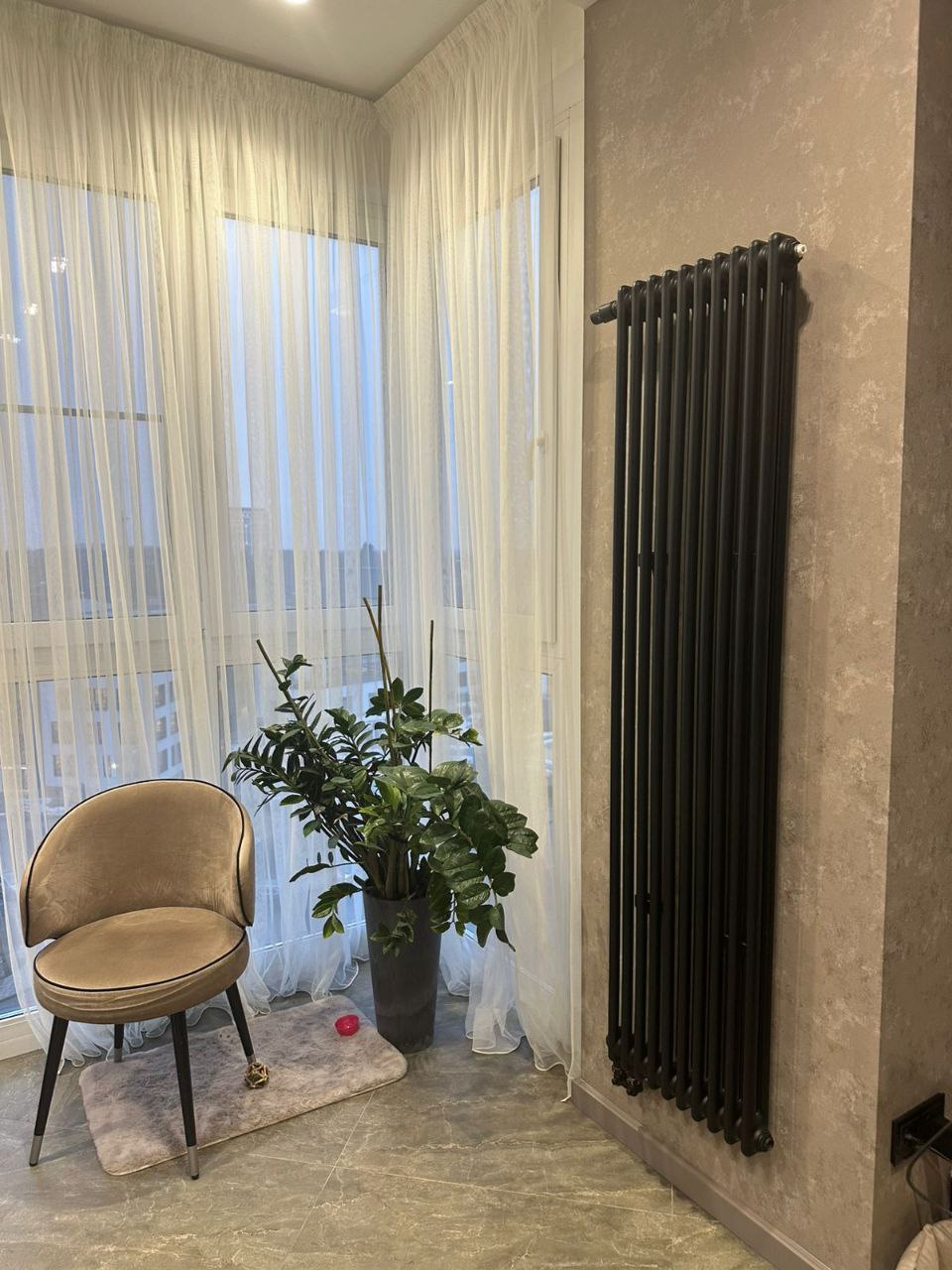 Axxinot Sentir 2180 в интерьере, Гостиная 22 м², RAL 9005 чёрный