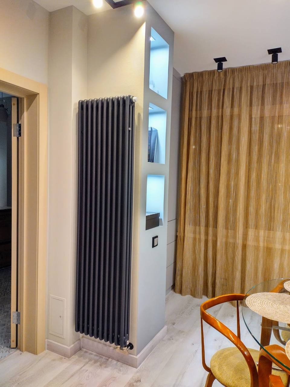 Axxinot Sentir 3180 в интерьере, Студия 20 м², RAL 9005 чёрный