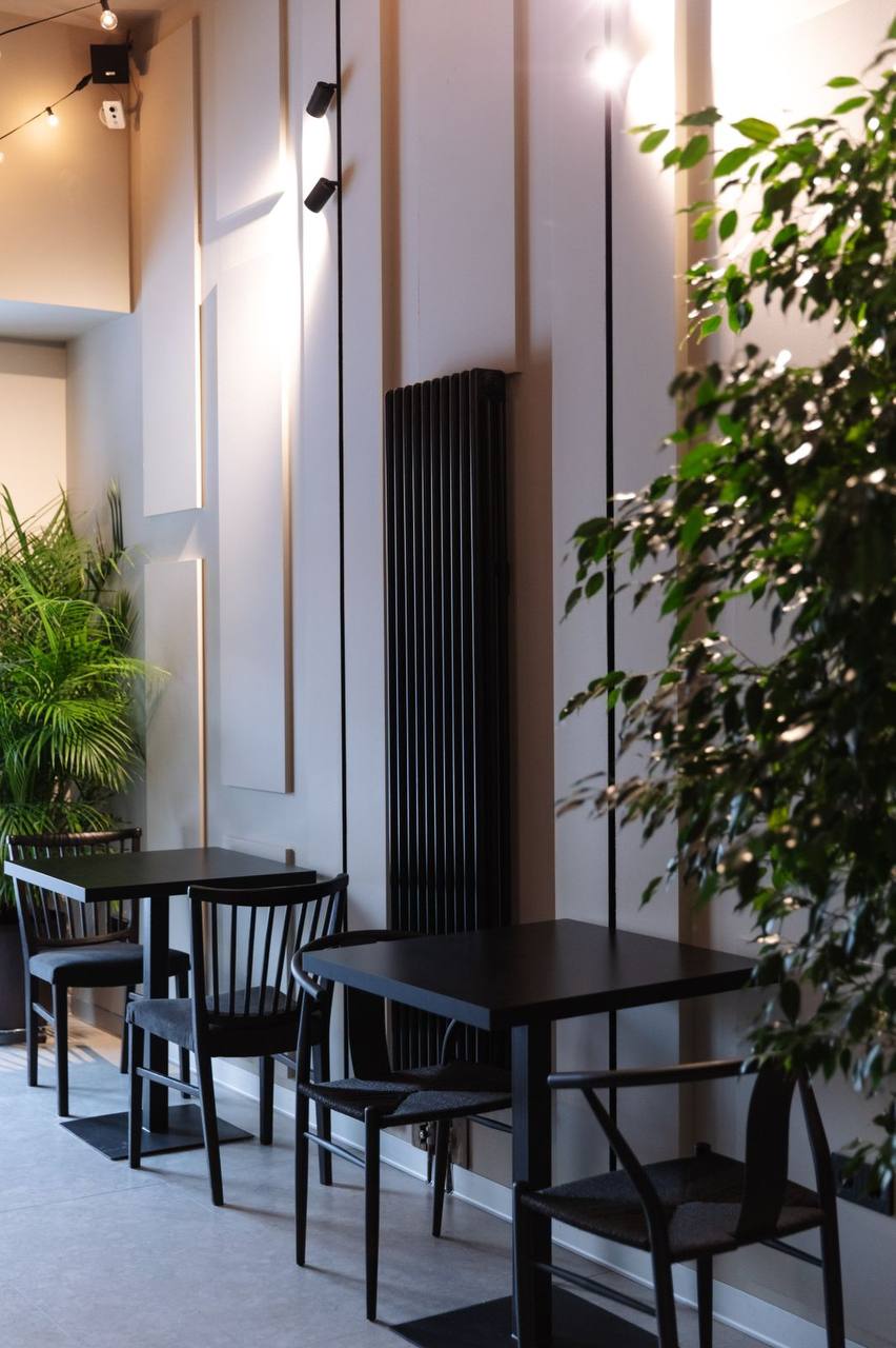 Bareng Softy 2180 в интерьере, Ресторанное помещение, RAL 9006 чёрный