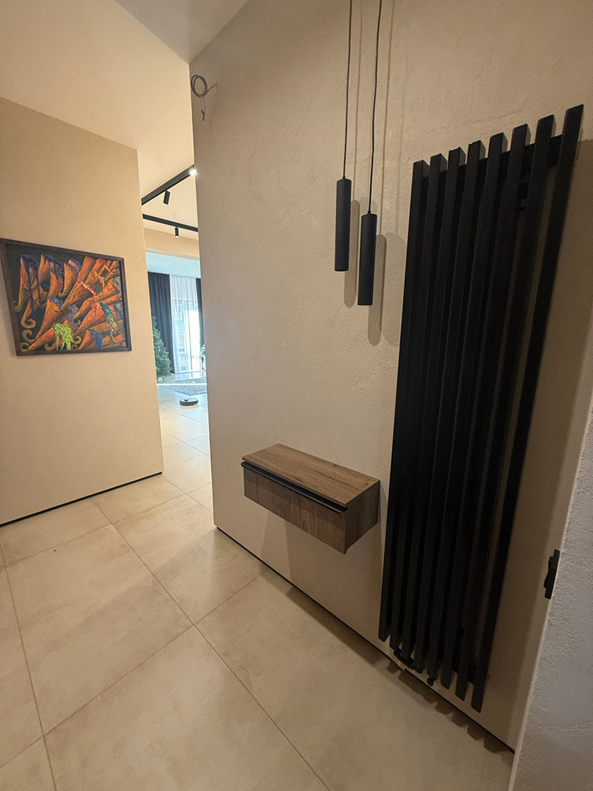 Caldo 1750 в интерьере, Прихожая 14 м², RAL 9005 чёрный