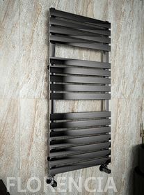 Florencia Black - черный дизайн полотенцесушитель с прямоугольными горизонталями.