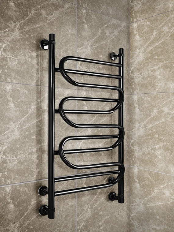 ILLUZIA Black - черный водяной полотенцесушитель с перекладинами оригинальной формы