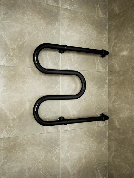 М - образный водяной полотенцесушитель черного цвета.