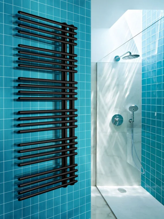 Brigantina - дизайн полотенцесушитель с перекладинами внахлест черного цвета