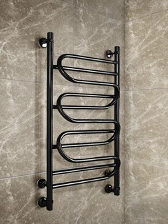 ILLUZIA Black - черный водяной полотенцесушитель с перекладинами оригинальной формы