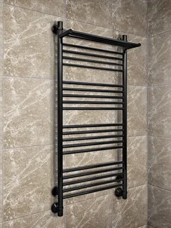 Bogema P Black - черный водяной полотенцесушитель с греющей полкой, 600х400 мм