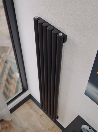 Bronto Soma V - вертикальный трубчатый радиатор высотой 1500 мм, нижнее центральное подключение