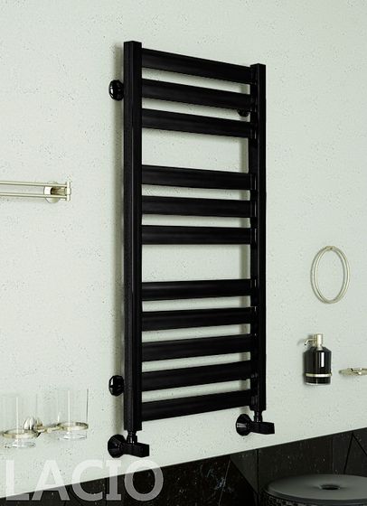 Lacio - черный полотенцесушитель с квадратным профилем.