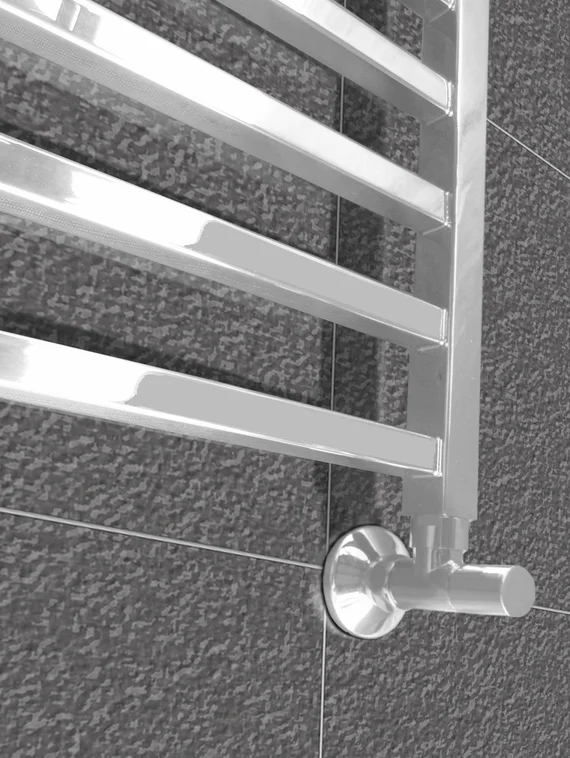 Quatro - полотенцесушитель с квадратным профилем