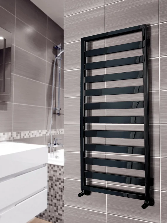 Tempra Black - черный дизайн полотенцесушитель с широким профилем прямоугольного сечения