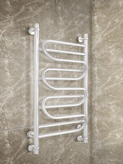 ILLUZIA White -  белый водяной полотенцесушитель с перекладинами оригинальной формы