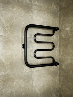 Foxtrot  Black - водяной полотенцесушитель  с боковым подключением черного цвета.