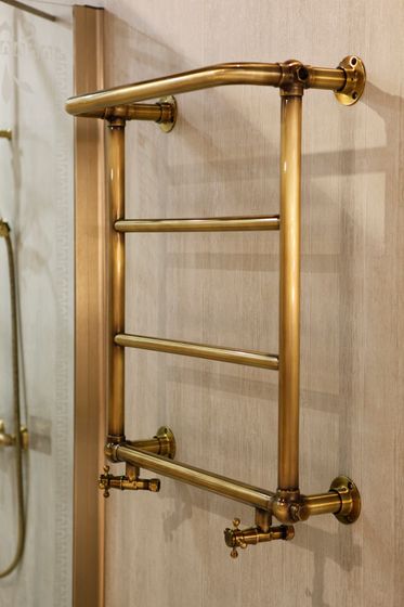 Cezares Taranto - полотенцесушитель в стиле ретро