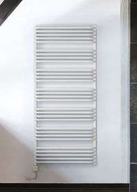 Белый полотенцесушитель Terma Alex с выдвинутыми вперед перекладинами