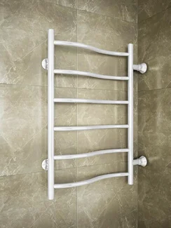 Volna White -  слегка изогнутый белый полотенцесушитель