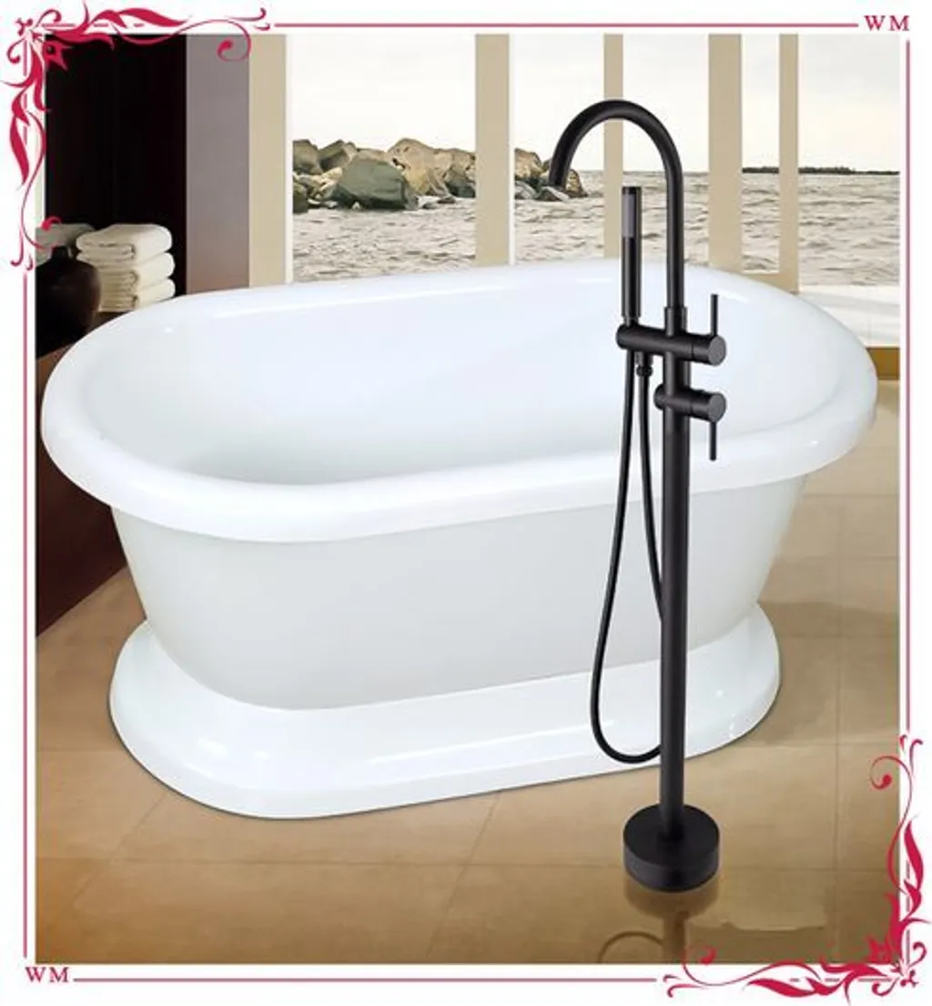 Черные напольные смесители в интерьере ванной комнаты