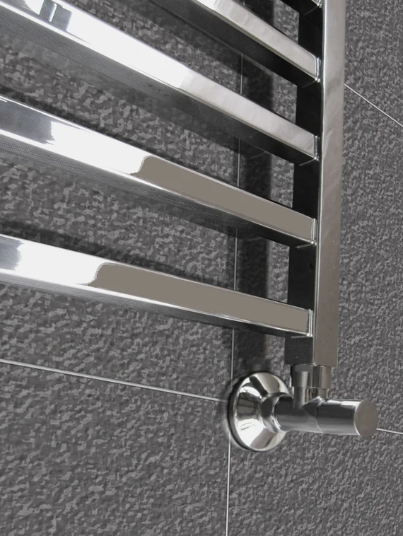 Quatro - водяной полотенцесушитель с квадратным профилем