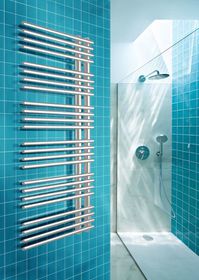 Brigantina White - белый дизайн полотенцесушитель с перекладинами внахлест оригинальной формы