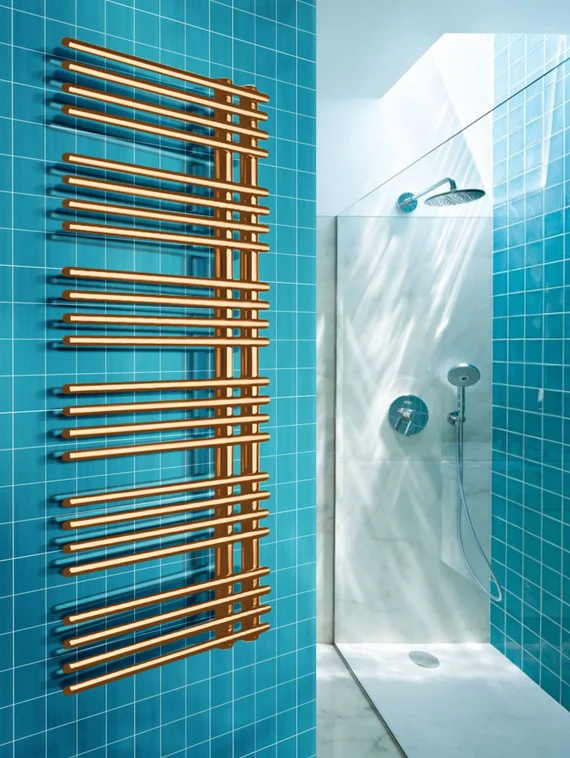 Brigantina - дизайн полотенцесушитель с перекладинами внахлест цвета бронза