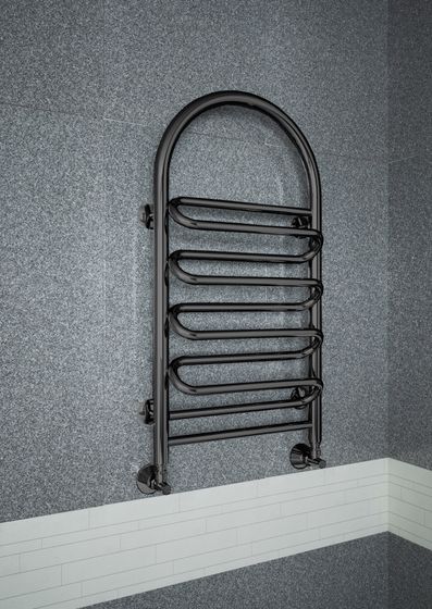 Liana - водяной полотенцесушитель с изогнутой перекладиной черного цвета.