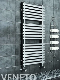Veneto  -  водяной дизайн полотенцесушитель с квадратным профилем.