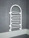 Liana - водяной полотенцесушитель с изогнутой перекладиной белого цвета.