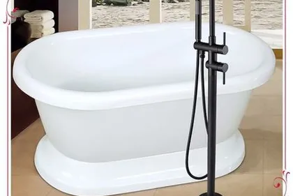 Черные напольные смесители в интерьере ванной комнаты