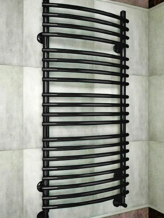 Mario - водяной полотенцесушитель черного цвета выгнутый вперед.