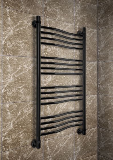 Fluid - водяной полотенцесушитель слегка изогнутой формы черного цвета