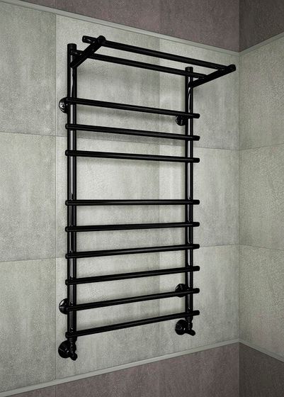 Vatra P - электрический полотенцесушитель черного цвета с греющей полкой.