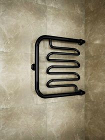 Foxtrot Liana Black - водяной полотенцесушитель черного цвета с боковым подключением.