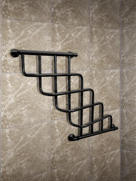 Kaskad - водяной полотенцесушитель оригинальной формы черного цвета