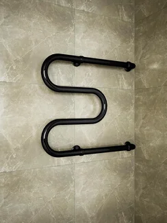 М - образный водяной полотенцесушитель черного цвета.