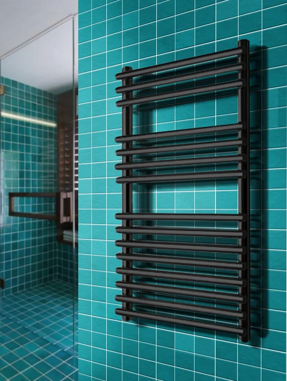 Leona - дизайн полотенцесушитель с круглыми перекладинами внахлест черного цвета