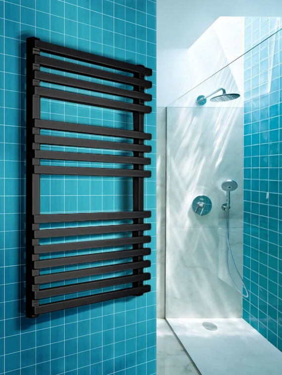 Bellini - дизайн полотенцесушитель с квадратным профилем черный