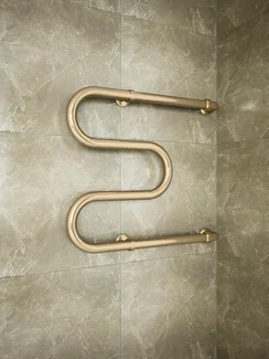 М - образный водяной полотенцесушитель цвета бронза.