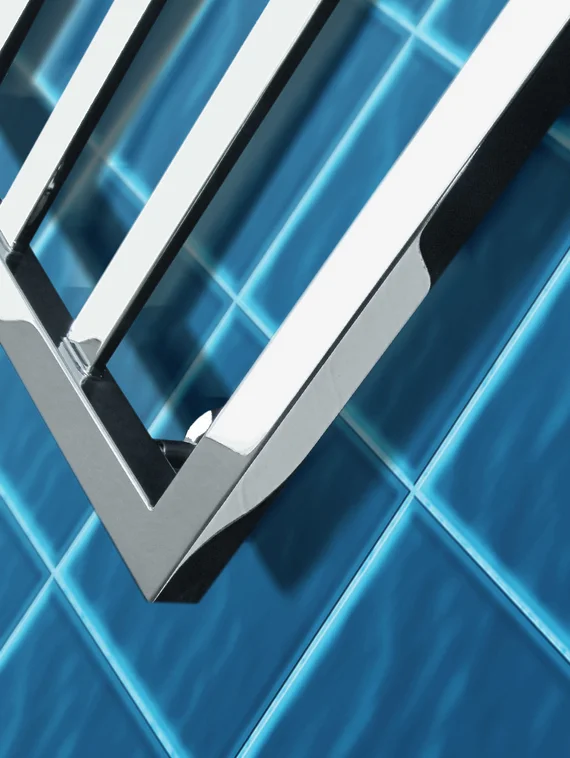 Bergamo - водяной дизайн полотенцесушитель с квадратным профилем