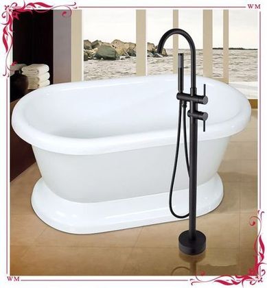 Черные напольные смесители в интерьере ванной комнаты