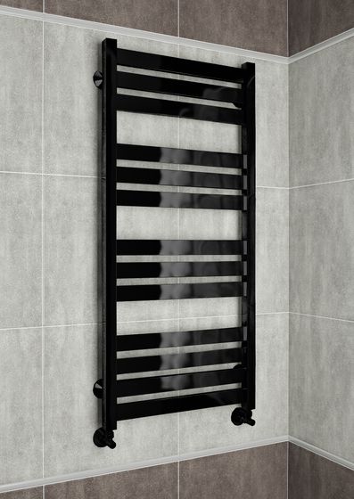 Latte E - электрический дизайн полотенцесушитель черного цвета.