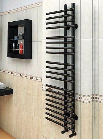 Astra Black-черный полотенцесушитель с перекладинами внахлест.