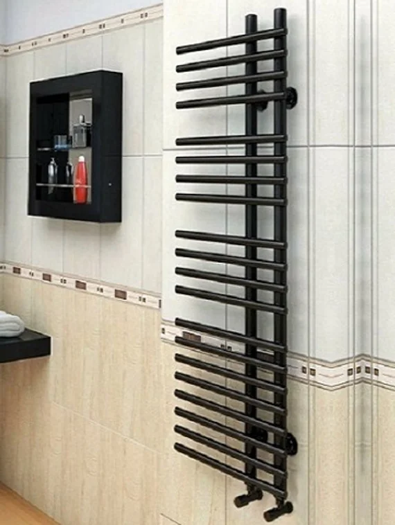 Astra Black-черный полотенцесушитель с перекладинами внахлест.