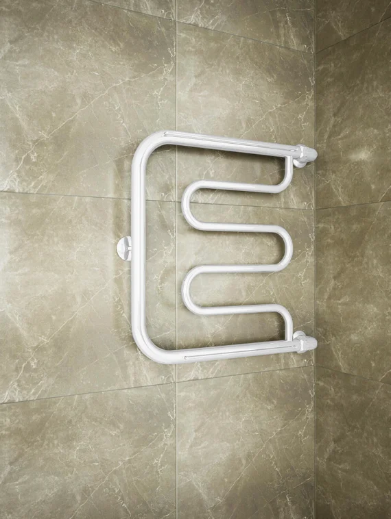 Foxtrot  White - водяной полотенцесушитель  с боковым подключением белого цвета.