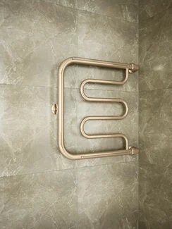 Foxtrot  Bronze - водяной полотенцесушитель цвета бронза с боковым подключением.