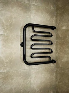 Foxtrot Liana Black - водяной полотенцесушитель черного цвета с боковым подключением.